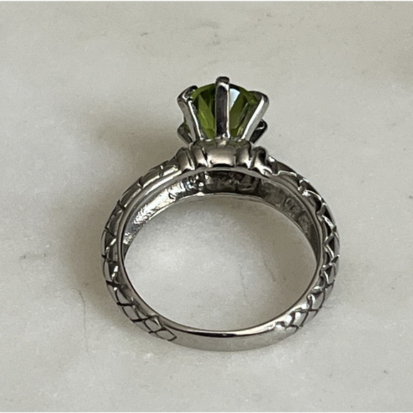 Savvy CIE Sterling Silver Genuine Peridot Ring Size 7 Green Oval w/ Etched Band - Picture 4 of 6